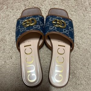 Gucci flat shoes sz 5.5